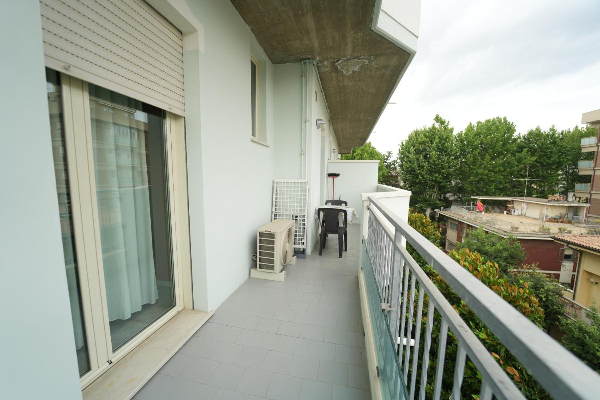 One-Bedroom Apartment with Balcony (5 Adults)